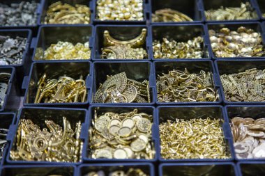 farklı kutularda boncuk. El yapımı mücevher için malzeme. Mağaza ve usta için arka plan. Yaratıcılık için alışveriş yapın. Kadınların moda zanaat.