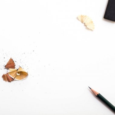 Beyaz kağıt, kalem ve silgi ile arka plan. Sanatçı için işyeri. Arka plan logo ve yazı görüntülemek için. copyspace, metin için alan. blogger aracı. Ofis araçları.