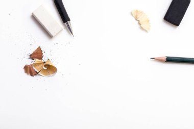 Beyaz kağıt, kalem ve silgi ile arka plan. Sanatçı için işyeri. Arka plan logo ve yazı görüntülemek için. copyspace, metin için alan. blogger aracı. Ofis araçları.