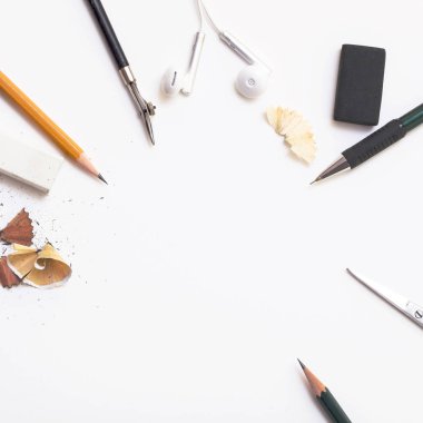Beyaz kağıt, kalem ve silgi ile arka plan. Sanatçı için işyeri. Arka plan logo ve yazı görüntülemek için. copyspace, metin için alan. blogger aracı. Ofis araçları.