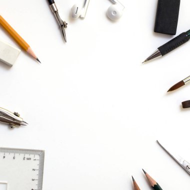 Beyaz kağıt, kalem ve silgi ile arka plan. Sanatçı için işyeri. Arka plan logo ve yazı görüntülemek için. copyspace, metin için alan. blogger aracı. Ofis araçları.