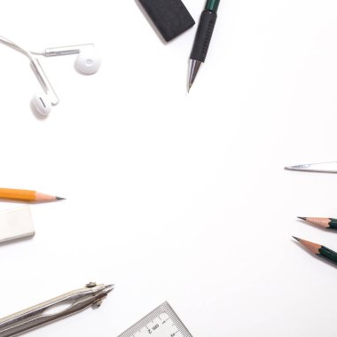 Beyaz kağıt, kalem ve silgi ile arka plan. Sanatçı için işyeri. Arka plan logo ve yazı görüntülemek için. copyspace, metin için alan. blogger aracı. Ofis araçları.