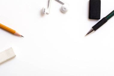 Beyaz kağıt, kalem ve silgi ile arka plan. Sanatçı için işyeri. Arka plan logo ve yazı görüntülemek için. copyspace, metin için alan. blogger aracı. Ofis araçları.