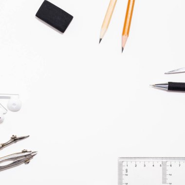 Beyaz kağıt, kalem ve silgi ile arka plan. Sanatçı için işyeri. Arka plan logo ve yazı görüntülemek için. copyspace, metin için alan. blogger aracı. Ofis araçları.