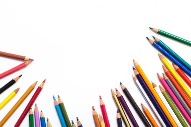 Beyaz arka planda izole edilmiş renkli kalemler. Geri okul kavramı Ahşap doku kalem masada beyaz arka plan kalem üzerinde tıraş talaşı ile, blogger aracı. copyspace, metin için alan.