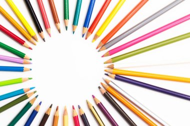 Beyaz arka planda izole edilmiş renkli kalemler. Geri okul kavramı Ahşap doku kalem masada beyaz arka plan kalem üzerinde tıraş talaşı ile, blogger aracı. copyspace, metin için alan.