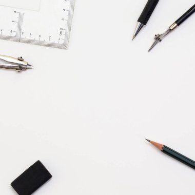 Beyaz kağıt, kalem ve silgi ile arka plan. Ressam için bir işyeri. Arka plan logo ve yazı görüntülemek için. copyspace, metin için alan. blogger aracı. Ofis araçları.