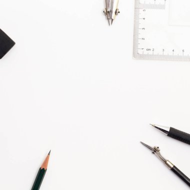 Beyaz kağıt, kalem ve silgi ile arka plan. Ressam için bir işyeri. Arka plan logo ve yazı görüntülemek için. copyspace, metin için alan. blogger aracı. Ofis araçları.