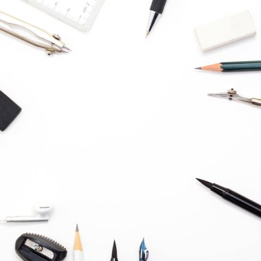 Beyaz kağıt, kalem ve silgi ile arka plan. Ressam için bir işyeri. Arka plan logo ve yazı görüntülemek için. copyspace, metin için alan. blogger aracı. Ofis araçları.