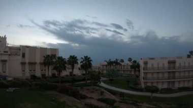 Şarm El Şeyh, Mısır - 18 Mart 2019: Zaman turları. Gün doğumu, güzel şafak. Otelin penceresinden manzara.