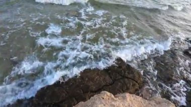 Çizgiyi kır. Statik video güzel dalgalar kıyıda kırmak. Kayalar ve kum. Mısır, Kızıldeniz.