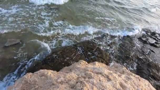 Onderbrekingslijn Statische Video Mooie Golven Breken Kust Rotsen Zand Egypte — Stockvideo