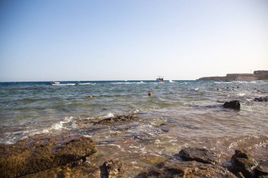 Kızıldeniz sahili, Mısır. sörf hattı. Rüzgar ve dalgalar. Küçük bir fırtına. Arka plan turizmi ve seyahat. Mavi su ve gökyüzü.