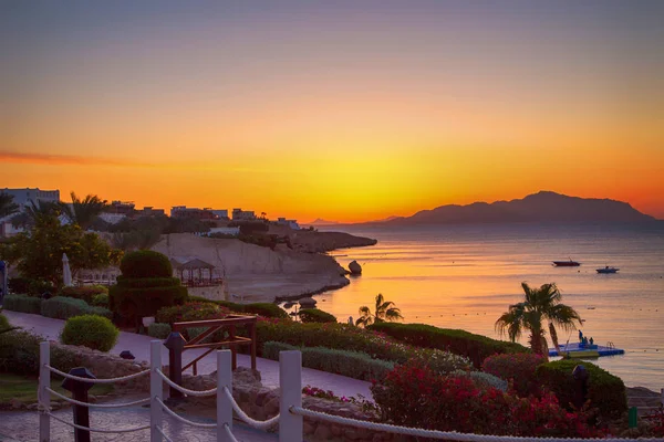 Sunrise over the red sea. Beautiful bright sky with sun rays and morning clouds. Sea and boats. View of Tiran Island. Egypt, Sharm El Sheikh. Tourism and travel. — Stock Photo, Image