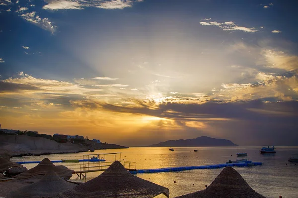 Восход солнца над красным морем. Красивое яркое небо с солнечными лучами и утренними облаками. Море и лодки. Вид на остров Тиран. Египет, Шарм-эль-Шейх. Туризм и путешествия . — стоковое фото