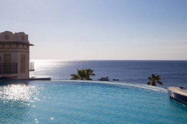 Şarm El Şeyh, Mısır - 18 Mart 2019: Bina, Concord Hotel. Palmiye ağaçları ile güzel havuz manzarası. Turizm ve seyahat için arka plan. Berrak su ve mavi gökyüzü.