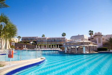 Şarm El Şeyh, Mısır - 18 Mart 2019: Bina, Concord Hotel. Palmiye ağaçları ile güzel havuz manzarası. Turizm ve seyahat için arka plan. Berrak su ve mavi gökyüzü.
