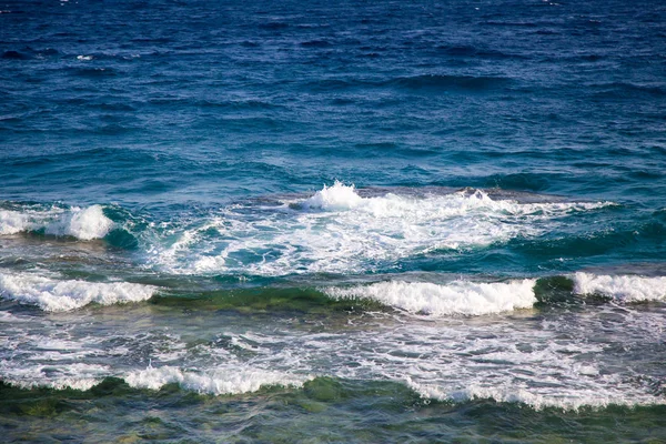 Μπλε καθαρό νερό. Όμορφη γαλάζια φωτογραφία κύμα θάλασσα κοντά. Διακοπές στην παραλία στη θάλασσα ή στον ωκεανό. Φόντο για την εισαγωγή εικόνων και κειμένου. Τουρισμός, ταξίδια. Μεγάλο κύμα με λευκό καπέλο — Φωτογραφία Αρχείου