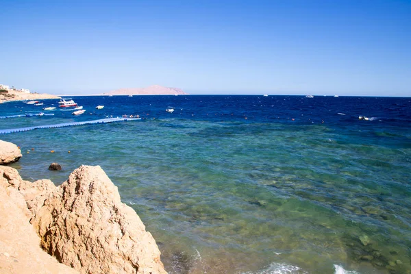Costa del Mar Rojo, Egipto. Línea de surf. Viento y olas. Una pequeña tormenta. Antecedentes turísticos y viajes. Agua azul y cielo . — Foto de Stock
