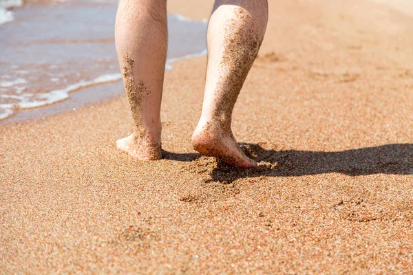 Closeup a mezítláb a strandon. Séta a homokon a víz szélén. Vakáció és utazási koncepció. Férfi lába. Beach Travel-férfi lábak homok Beach — Stock Fotó