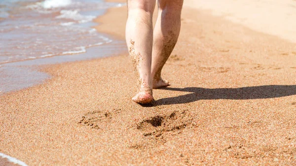 Closeup a mezítláb a strandon. Séta a homokon a víz szélén. Vakáció és utazási koncepció. Férfi lába. Beach Travel-férfi lábak homok Beach — Stock Fotó