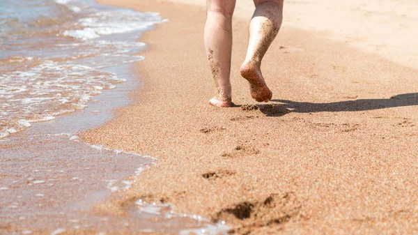 Closeup a mezítláb a strandon. Séta a homokon a víz szélén. Vakáció és utazási koncepció. Férfi lába. Beach Travel-férfi lábak homok Beach — Stock Fotó