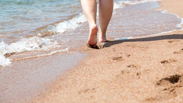 Closeup a mezítláb a strandon. Séta a homokon a víz szélén. Vakáció és utazási koncepció. Női lábak. Kozmetikai és testápolás. Beach Travel-nő lábak homok strand — Stock Fotó