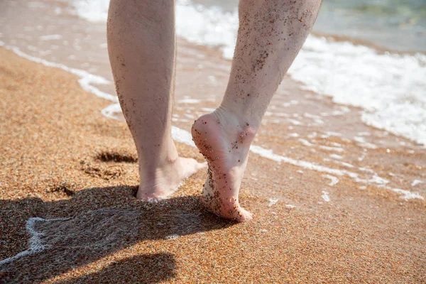 Closeup a mezítláb a strandon. Séta a homokon a víz szélén. Vakáció és utazási koncepció. Férfi lába. Beach Travel-férfi lábak homok Beach — Stock Fotó