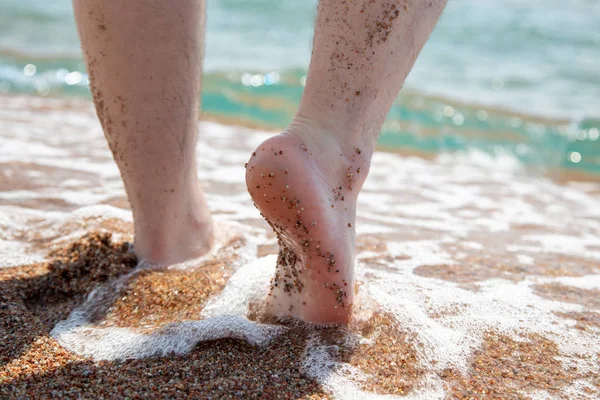 Closeup a mezítláb a strandon. Séta a homokon a víz szélén. Vakáció és utazási koncepció. Férfi lába. Beach Travel-férfi lábak homok Beach — Stock Fotó