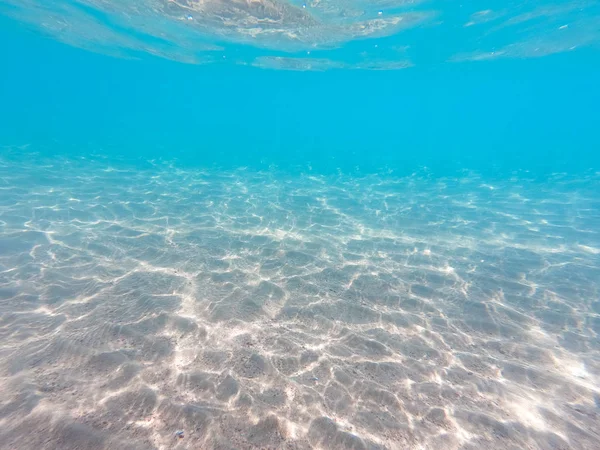 Fondo submarino con fondo marino arenoso. Hermosa textura del mar y el agua del océano. Textura de agua pura . — Foto de Stock
