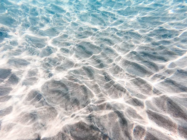 Underwater background with sandy sea bottom. Beautiful texture of the sea and ocean water. Pure water texture. — Stock Photo, Image