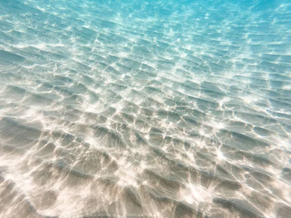 Fundo subaquático com fundo do mar arenoso. Bela textura do mar e água do oceano. Textura pura da água . — Fotografia de Stock