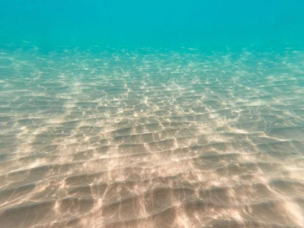 Fondo submarino con fondo marino arenoso. Hermosa textura del mar y el agua del océano. Textura de agua pura . — Foto de Stock