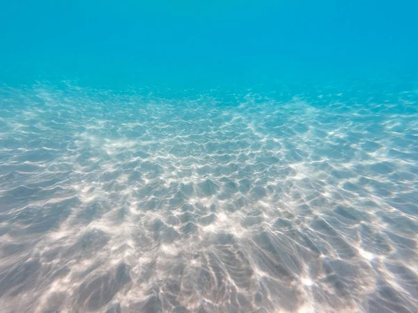 Underwater background with sandy sea bottom. Beautiful texture of the sea and ocean water. Pure water texture. — Stock Photo, Image