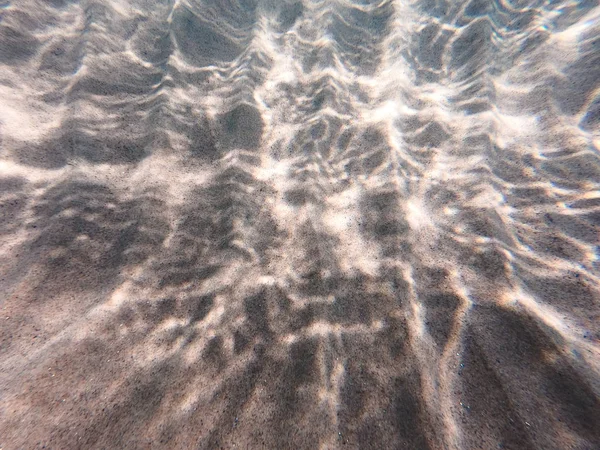 Fondo subacqueo con fondale sabbioso. Bella consistenza del mare e dell'acqua dell'oceano. Texture di acqua pura . — Foto Stock