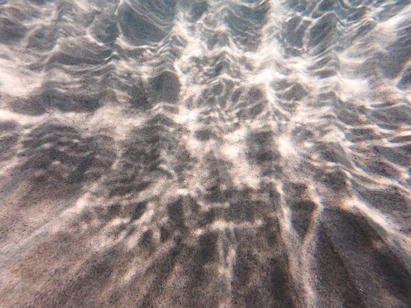 Fundo subaquático com fundo do mar arenoso. Bela textura do mar e água do oceano. Textura pura da água . — Fotografia de Stock