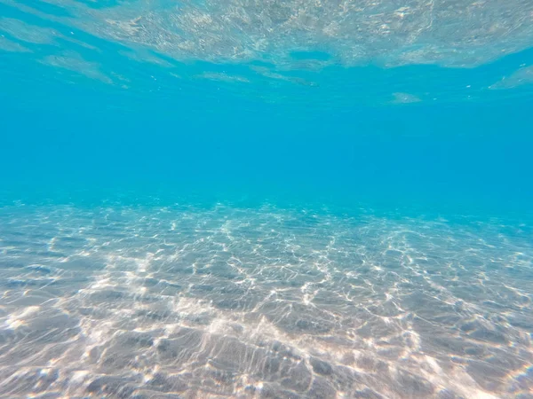 Fondo submarino con fondo marino arenoso. Hermosa textura del mar y el agua del océano. Textura de agua pura . — Foto de Stock