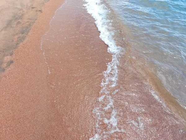 砂底の透明な水の質感。海岸や海の波。自然な自然の背景. — ストック写真