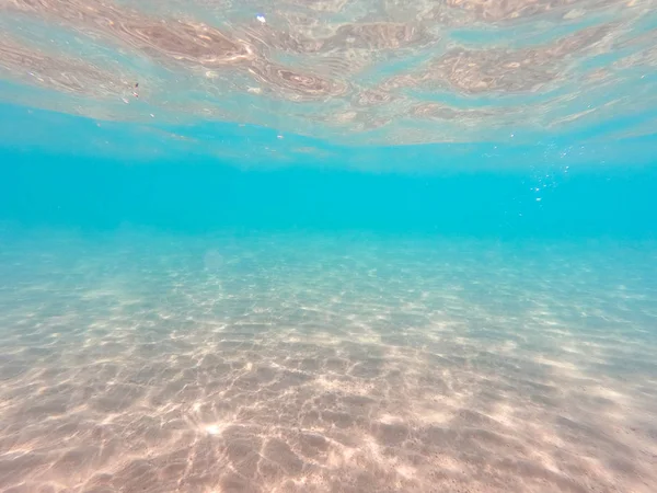 Fundo subaquático com fundo do mar arenoso. Bela textura do mar e água do oceano. Textura pura da água . — Fotografia de Stock