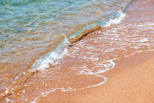 Sulla riva del mare. Blu acqua trasparente e sabbia. Turismo e viaggi — Foto Stock
