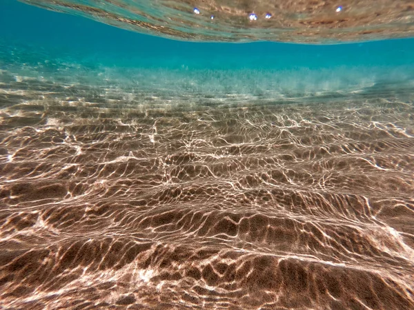 Fondo submarino con fondo marino arenoso. Hermosa textura del mar y el agua del océano. Textura de agua pura . —  Fotos de Stock