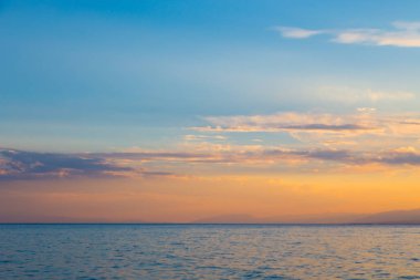 gökyüzü günbatımı deniz. Güzel bulutlar, yumuşak renkler. Doğal arka plan
