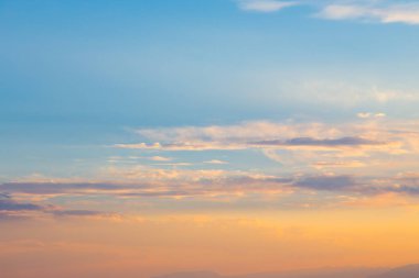 Pembe vanilya cenneti. Hafif kümülüs bulutları ile parlak mavi gökyüzü. yumuşak pastel renkler