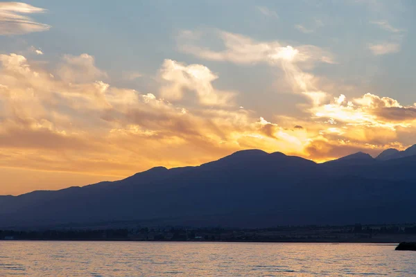 Langit senja yang lembut. pink dan awan emas. Tinggi gunung. Latar belakang alami . — Stok Foto