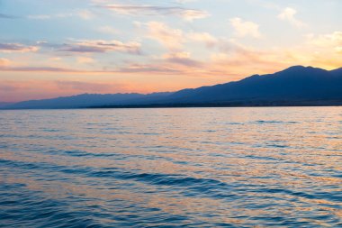 gökyüzü günbatımı deniz. Güzel bulutlar, yumuşak renkler. Doğal arka plan