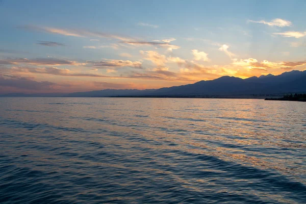 Langit matahari terbenam laut. Awan yang indah, warna yang lembut. Latar belakang alami — Stok Foto