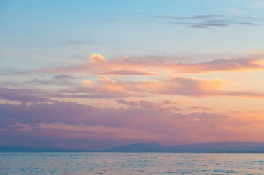 gökyüzü günbatımı deniz. Güzel bulutlar, yumuşak renkler. Doğal arka plan