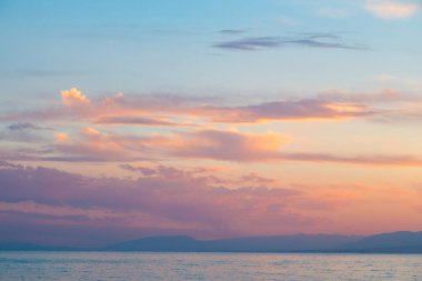 gökyüzü günbatımı deniz. Güzel bulutlar, yumuşak renkler. Doğal arka plan