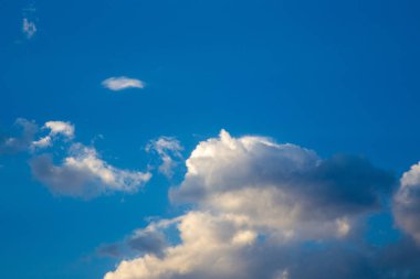 bulutların güneşin yumuşak ışınları tarafından arkadan aydınlatmalı mavi gökyüzü. Doğal arka plan.