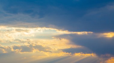 Pembe vanilya cenneti. Hafif kümülüs bulutları ile parlak mavi gökyüzü. yumuşak pastel renkler